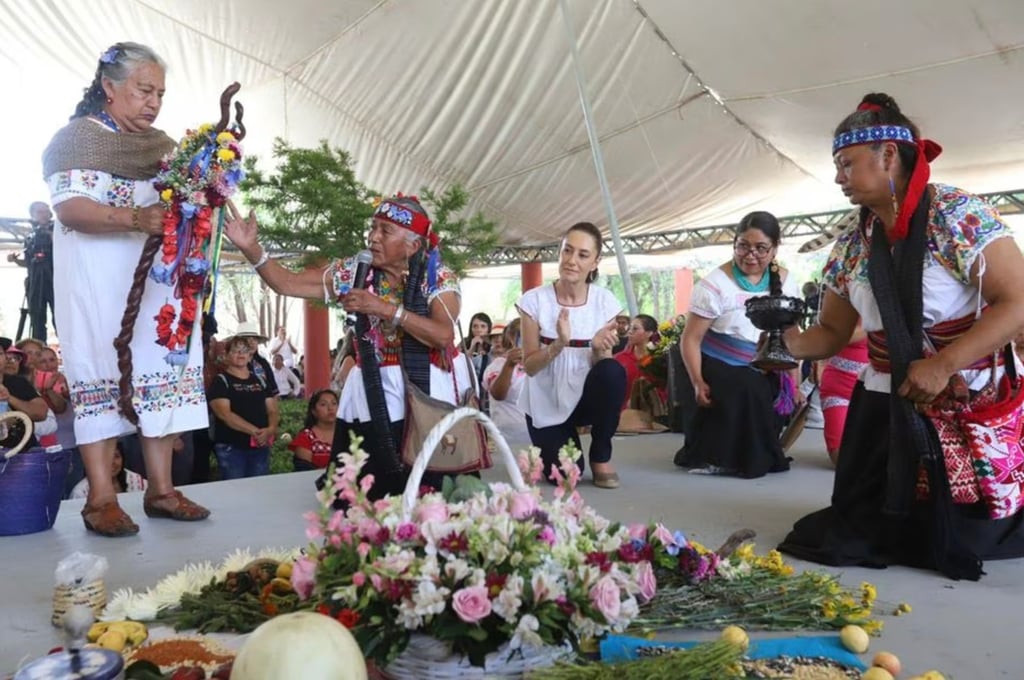 Sheinbaum recibe bastón de mando de pueblos originarios de Xochimilco