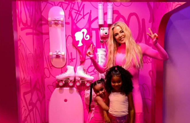 Las Kardashian se suman a la euforia por Barbie y llevan a sus hijas a ver la exposición de la muñeca