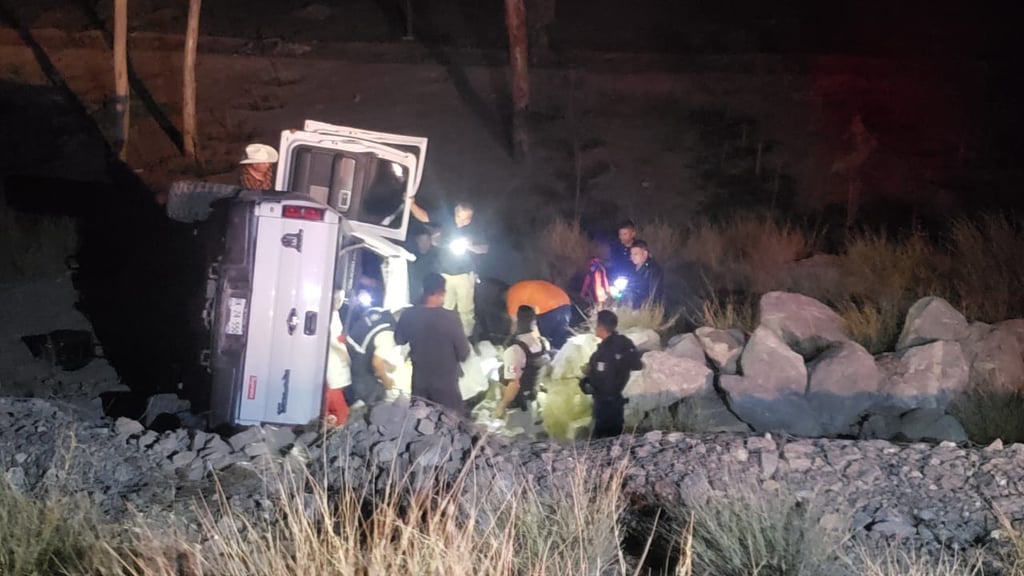 Dos jóvenes lesionados tras volcadura en Lerdo; quedaron prensados en su camioneta