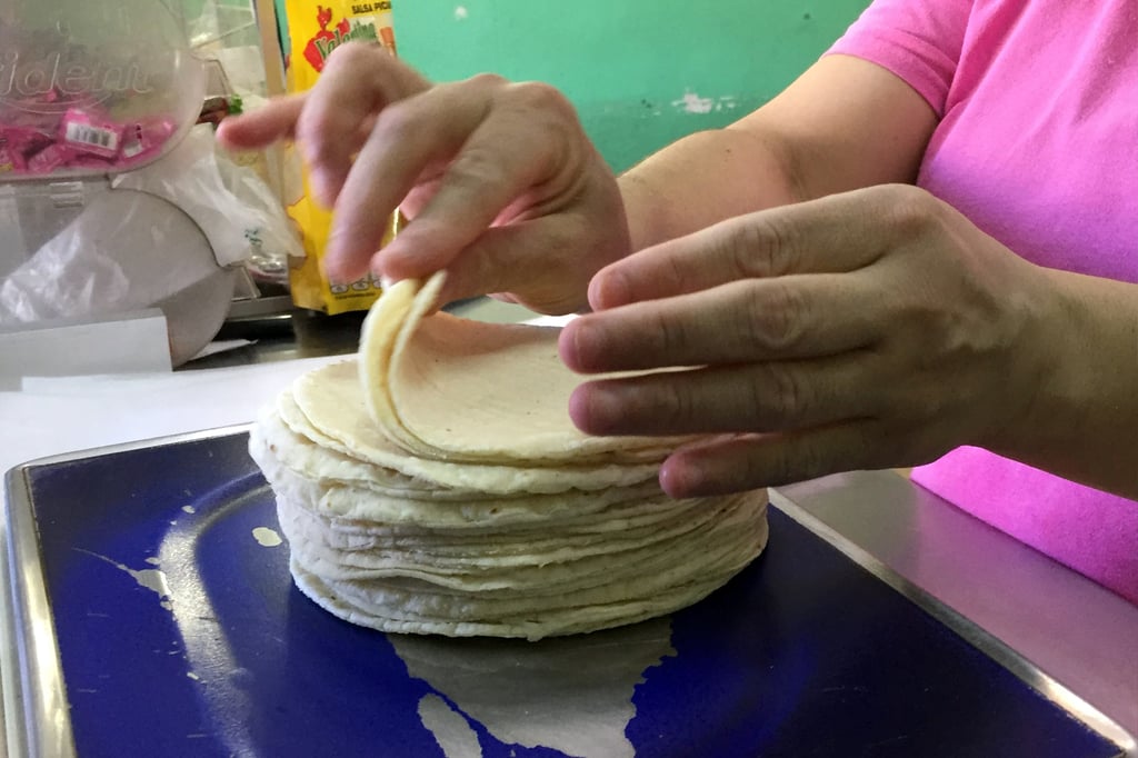 Hasta 14 pesos, el precio de las tortillas 'piratas' en Durango