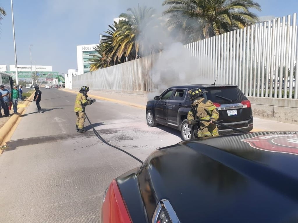 Una camioneta GMC se quemó afuera del HG450.