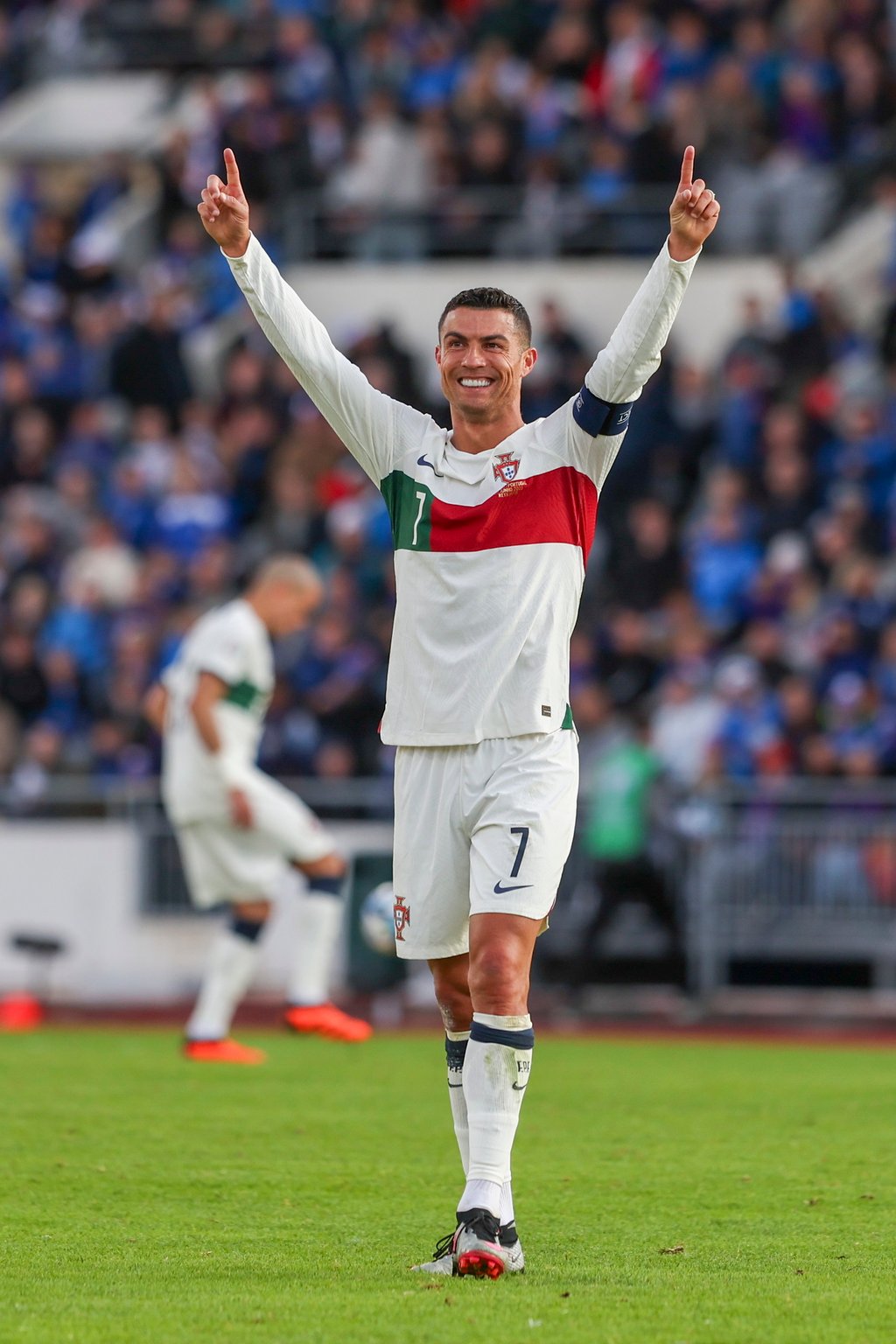 Récord. Cristiano Ronaldo ha logrado este martes un nuevo hito en su laureada carrera al saltar al campo en el choque entre Islandia y Portugal en Reikiavik, de la fase de clasificación para la Eurocopa 2024, que supone su partido número 200 con la selección de su país.