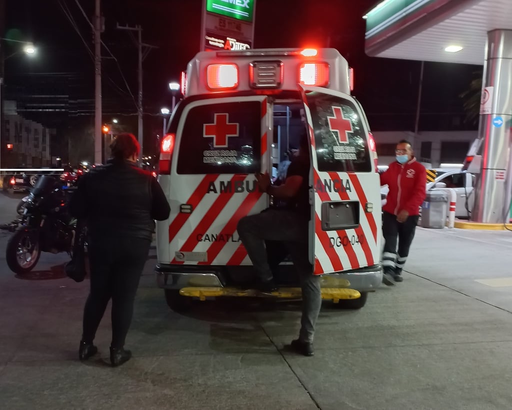 Taxista no vio una moto y los impactó de frente resultando lesionados madre e hijo.