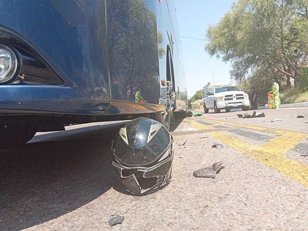 Hombre muere tras ser impactada la moto en que viajaba; su hijo quedó lesionado