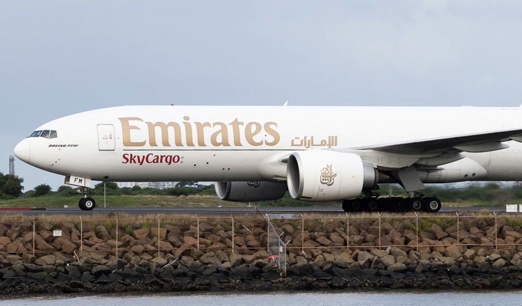 Detalles. La división de carga de la aerolínea Emirates opera cuatro cargueros a la semana en el país, ofreciendo 100 toneladas de capacidad de carga por vuelo en aviones Boeing 777-F.