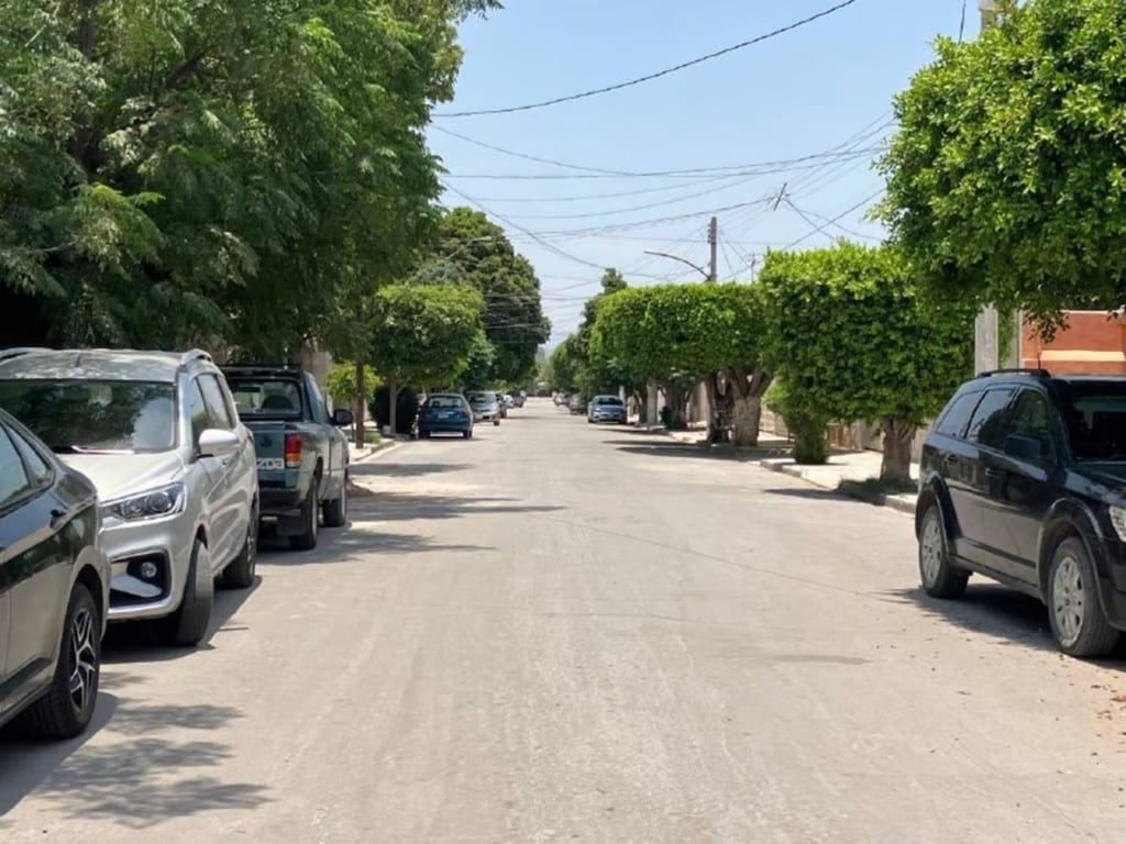 Protesta. Vecinos impidieron la salida de la unidad de la CFE para exigir una solución a los constantes apagones.