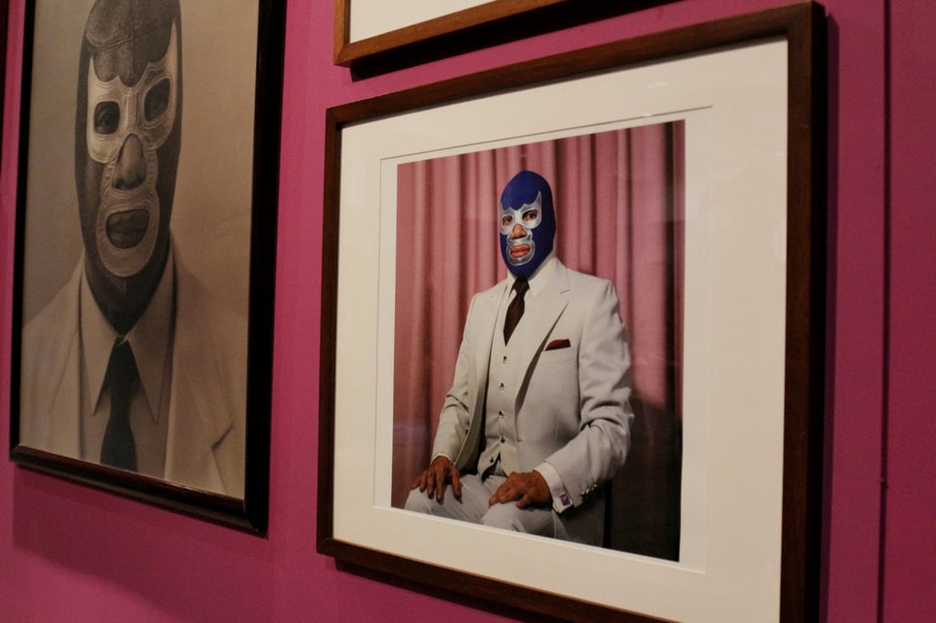 Piezas. En este espacio hay una gran exhibición de máscaras, obras de arte pintadas por el propio Blue Demon Jr., gorras, pósters, artículos de joyería y figuras del luchador realizadas con arte huichol.