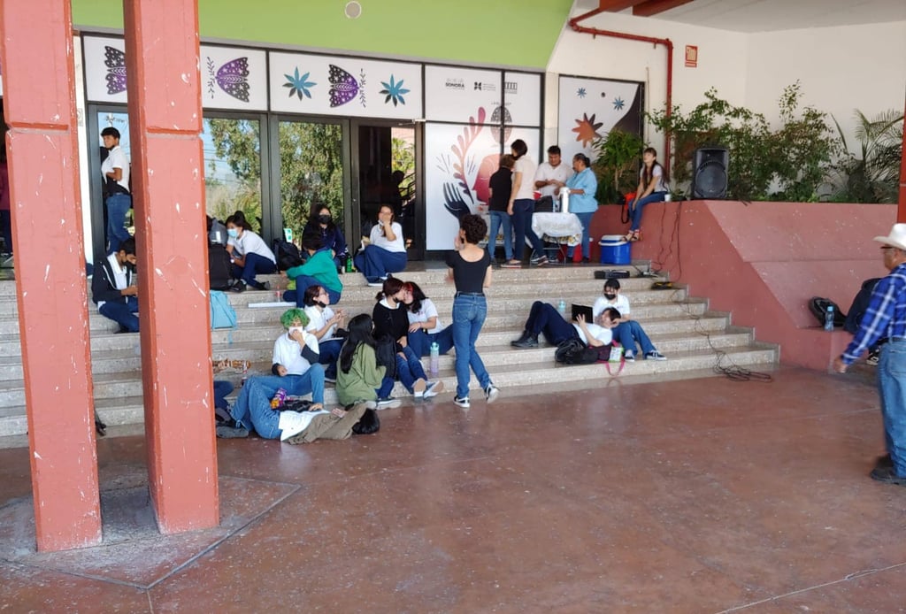 Escuela del Inbal celebra la diversidad e implementa 'baño neutro'