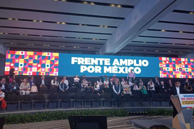 Previamente se sorteó en una tómbola con números el lugar en el que se sentarían los aspirantes. (EL UNIVERSAL)