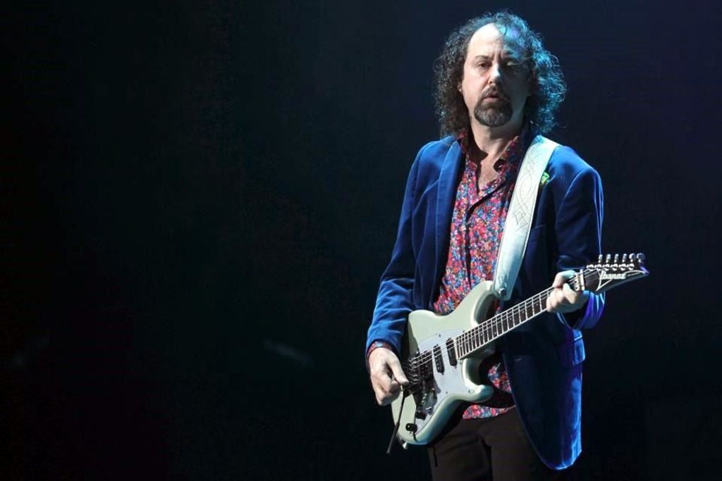 Hijo de Alejandro Marcovich, exguitarrista de Caifanes, duerme en una banca desde que él lo corrió