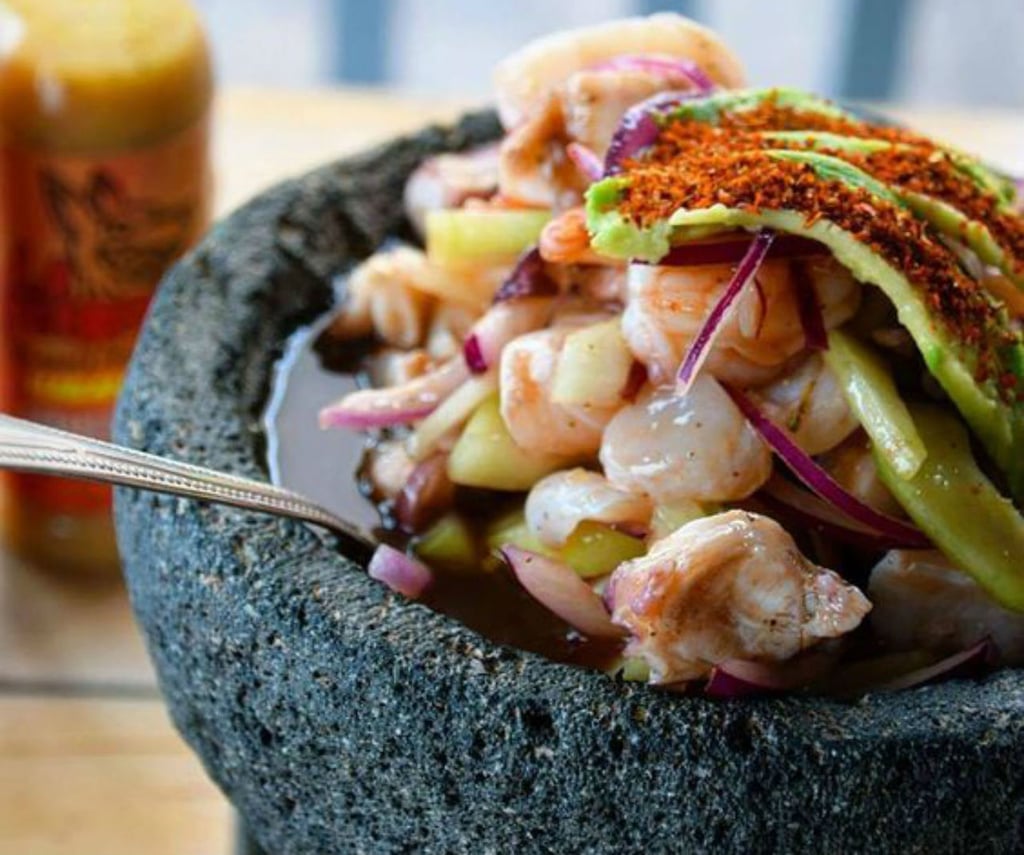 Ante las altas temperaturas evita comer mariscos fuera de casa. Lo mejor es que prepares todo en casa para evitar una infección. Eso sí, recuerda verificar el estado del pescado o camarón antes de cocinarlo.