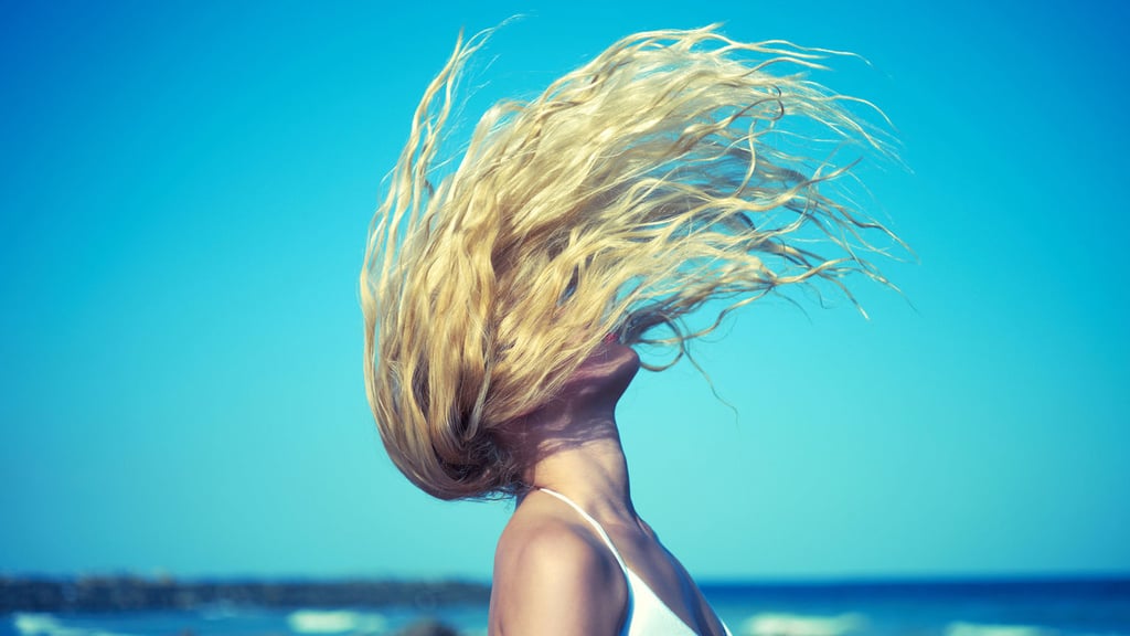 Cuidado.  Los rayos ultravioleta, el cloro de las piscinas y la exposición constante a los rayos UV pueden dañar y decolorar las hebras doradas de tu pelo.