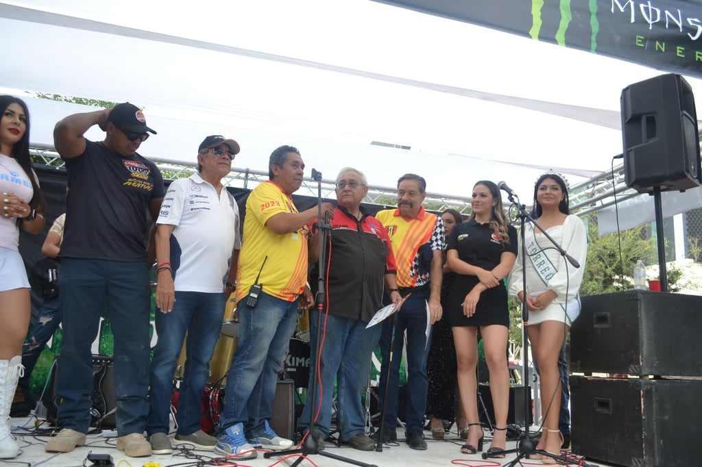 Reconocen trayectoria de pilotos laguneros