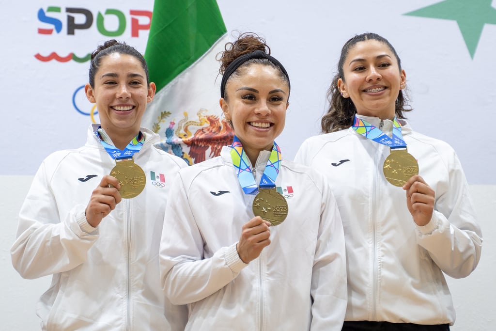Doradas. Monserrat Mejía (i), Paola Longoria (c) y Alexandra Herrera de México posan con la medalla de oro en el podio de raquetbol femenino por equipo.