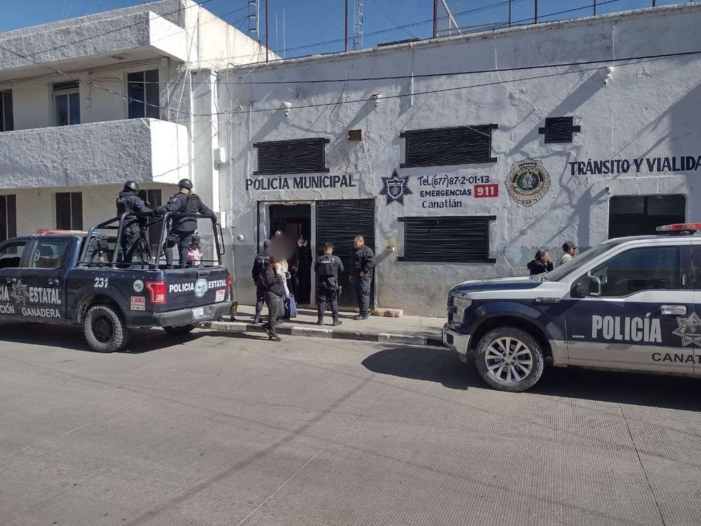Acción.  Autoridades rescatan a un matrimonio el cual era víctima de extorsión, el esposo estaba en un hotel de Durango y la esposa era amenazada para realizar un deposito.