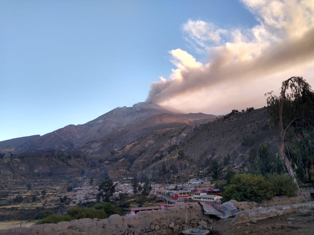 La explosión más fuerte provocó la caída de ceniza que alcanzó hasta 1 milímetro de espesor en diferentes centros poblados de los distritos de Ubinas y Matalaque. (TWITTER)