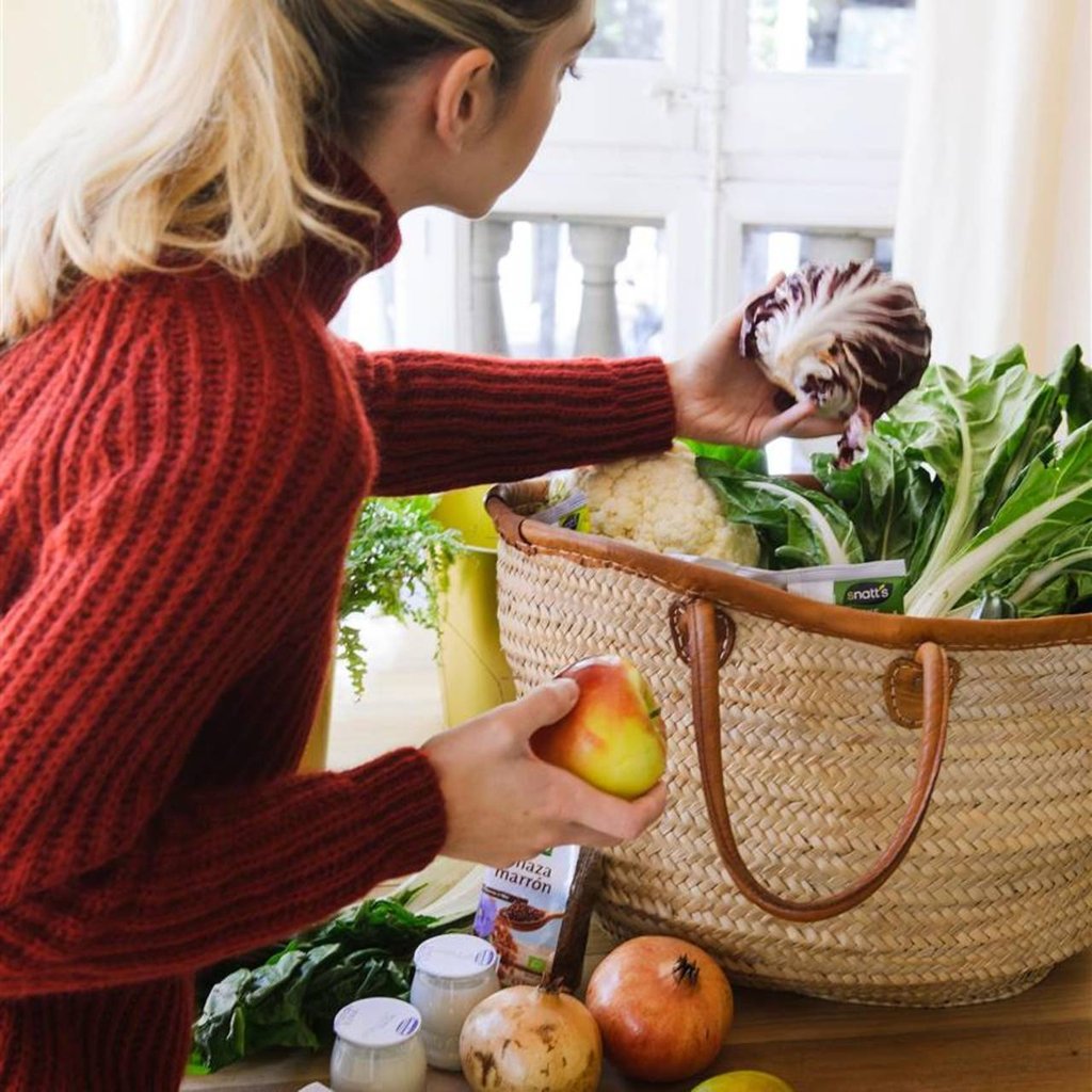 La experimentada abuelita comparte sus consejos para enseñar a jóvenes a elegir la mejor fruta y encontrar ofertas.