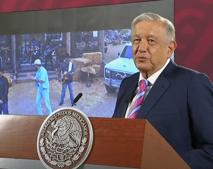 AMLO sumó a Grupo Frontera y Bad Bunny a su playlist de las mañaneras este jueves.
