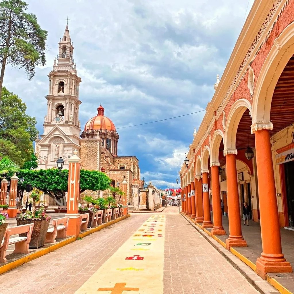 . Aunque Cotija es reconocida por su arquitectura propia de la Colonia, puedes hacer un viaje todavía más añejo  en la zona llamada El Pandito existen petrograbados realizados por un grupo de nómadas hace aproximadamente 10,000 años.