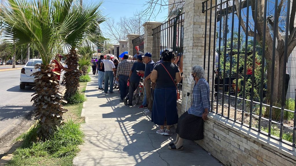 Adultos mayores pasan horas bajo el Sol para obtener su pensión de Bienestar en Lerdo