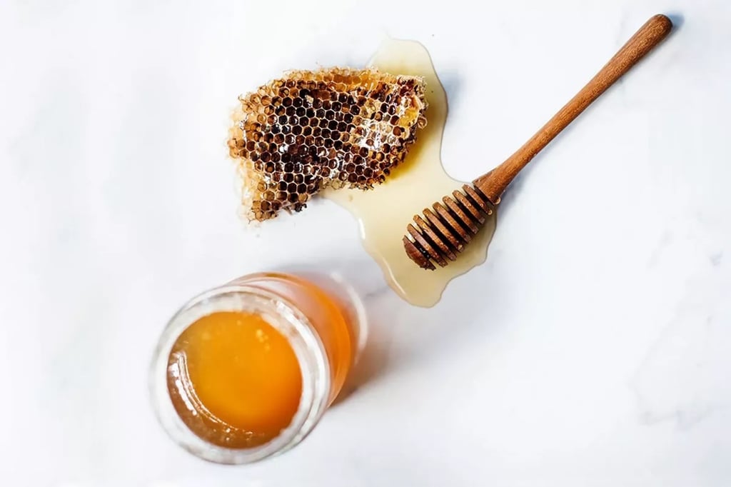 La miel es uno de los ingredientes naturales más preciados en el mundo de la cosmética.