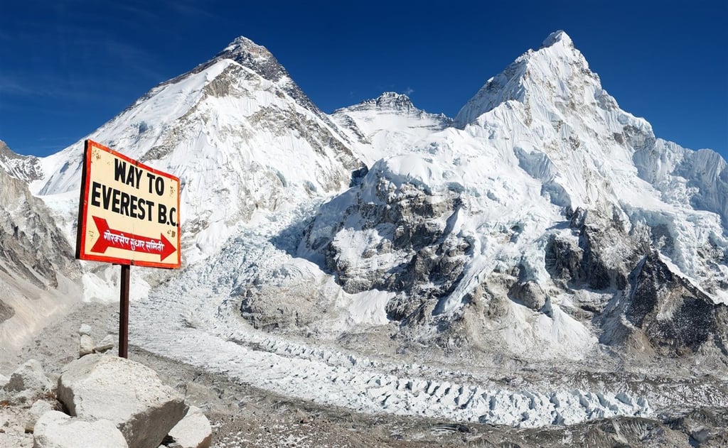 La montaña más alta del mundo, no solo es un gran reto para los escaladores profesionales, también se ha convertido en un atractivo turístico masificado.