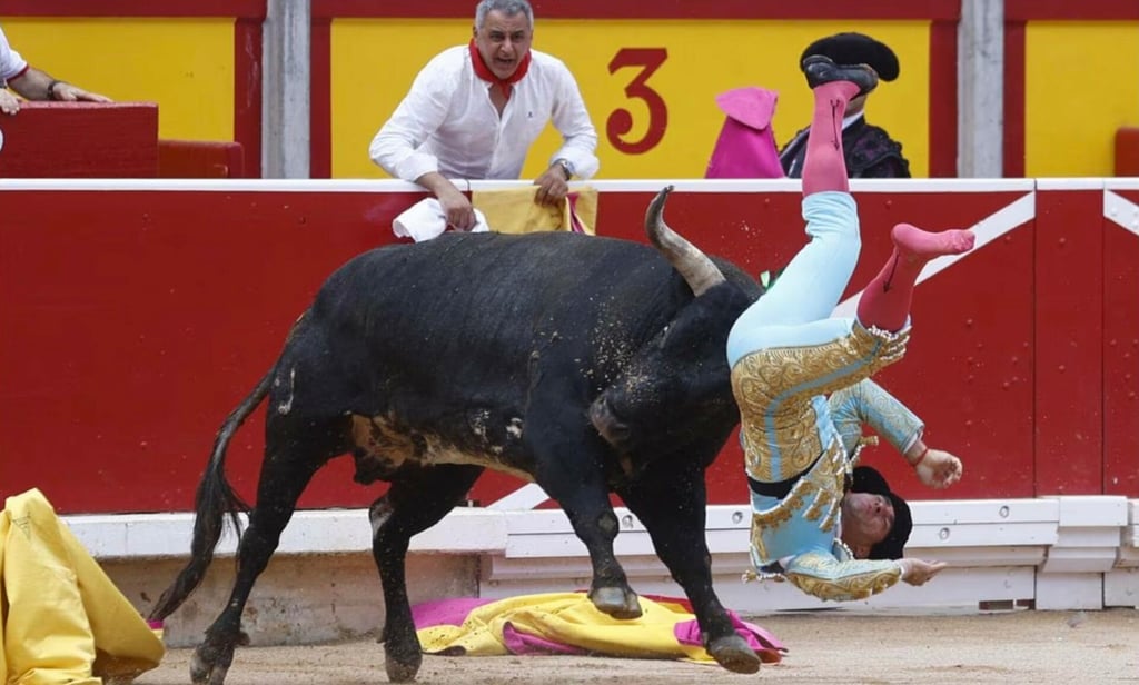 VIDEO: El torero español Rubén Pinar recibe tremendo impacto y es traslado al hospital