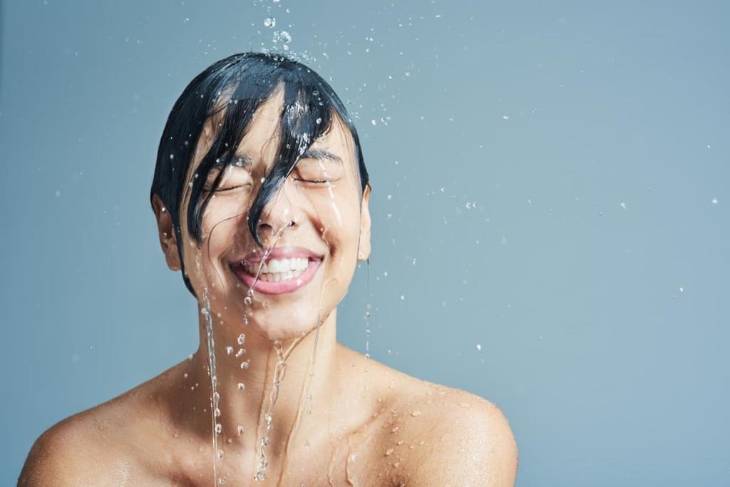 Bañarse con agua fría es una panacea: activa tu sistema nervioso simpático, reduciendo los niveles de citoquinas proinflamatorias que contribuyen a la inflamación crónica.
