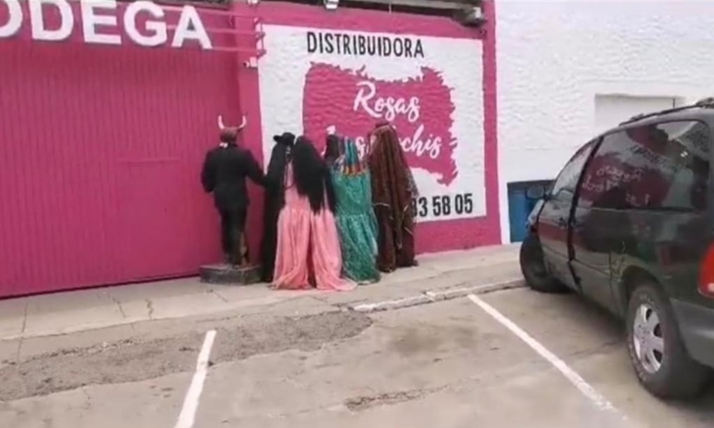 Dejan figuras de la Santa Muerte afuera de florería de Los Mochis