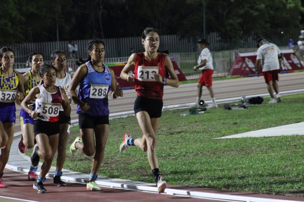 La triatleta Anahí Álvarez (der), obtuvo el oro en los 5 mil metros planos en la categoría Sub-23 femenil. (IED)
