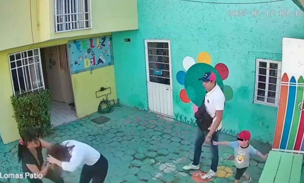 VIDEO: Padres amenazan, golpean y encañonan a maestra frente a un menor en el Estado de México