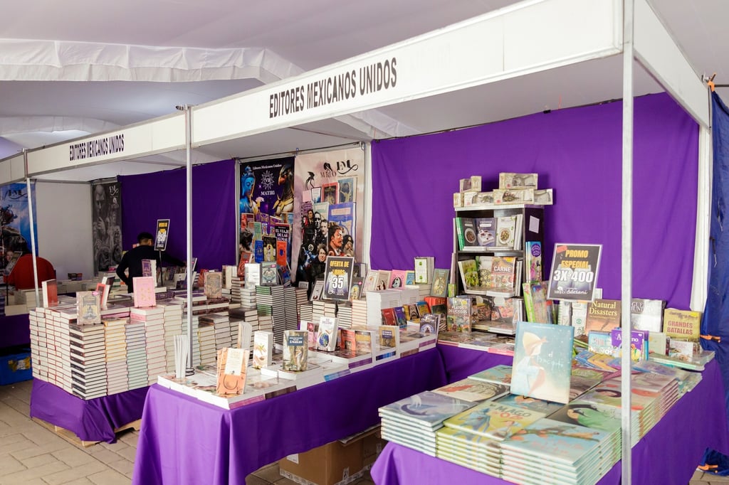 Continúa la Feria Duranguense del Libro en la Plaza de Armas