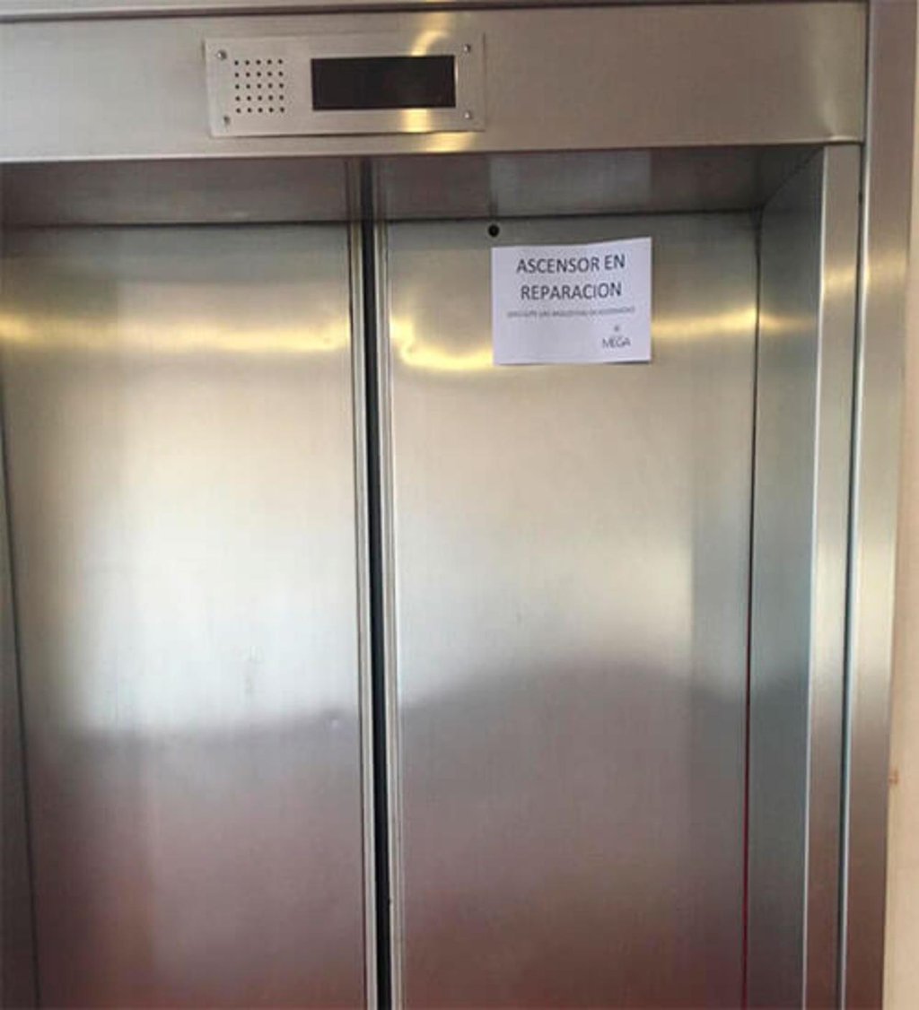 Elevadores. Ahora es en el Materno Infantil donde sólo funciona uno de los tres y no tiene luz en su interior.