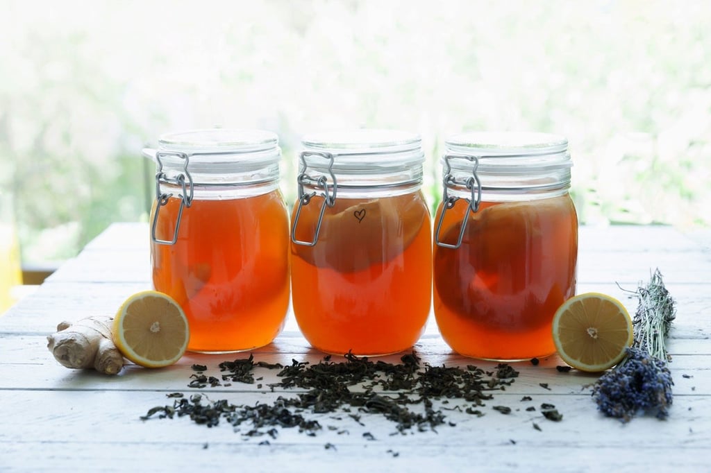 El té kombucha se puede consumir solo como una bebida refrescante, combinado con jugo de fruta o con cualquier bebida. 