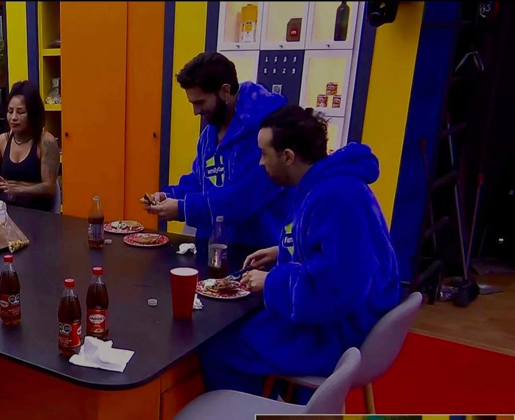 Apio Quijano llama la atención al aparecer comiendo gorditas con tenedor