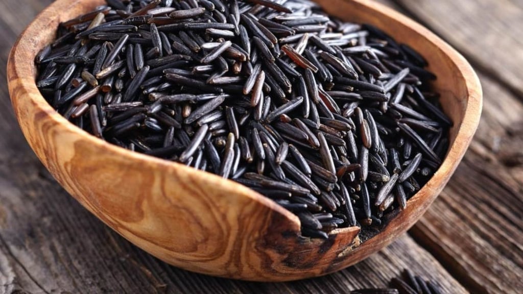 Cocción. El arroz salvaje, al ser mucho más duro por su cáscara, absorbe el agua muy despacio y necesita mucho más tiempo de cocinado.