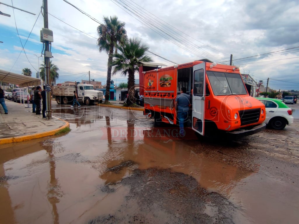 Camión se queda sin frenos y choca contra puesto de hamburguesas en la ...