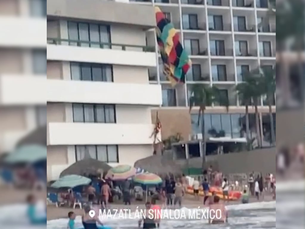 Video: Turista queda colgado de un parapente del balcón de un hotel en Mazatlán