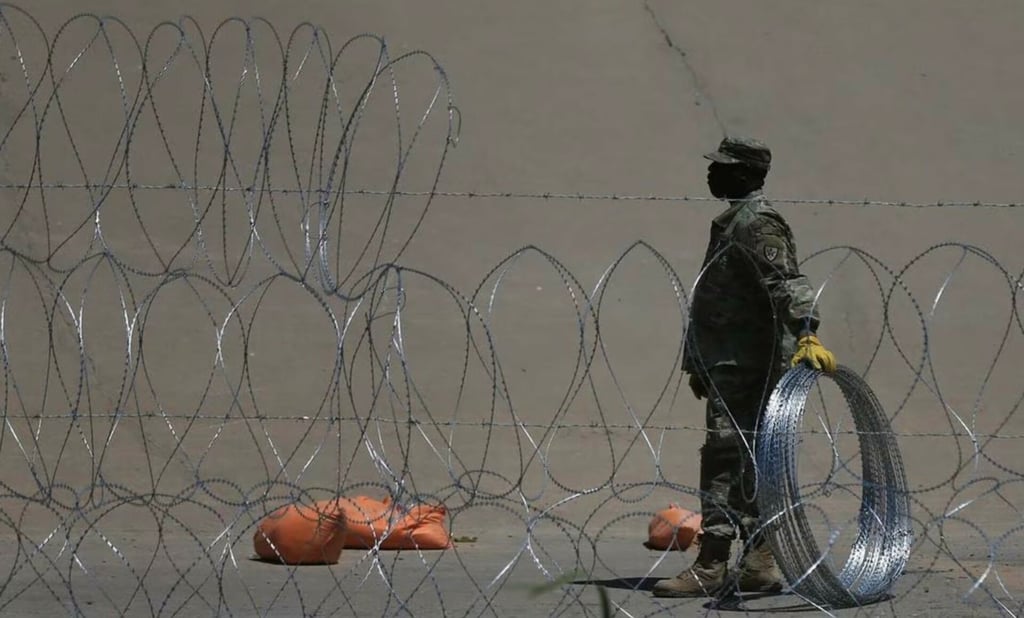 Texas desafía al gobierno de EU; refuerza alambrada de púas en frontera con Chihuahua
