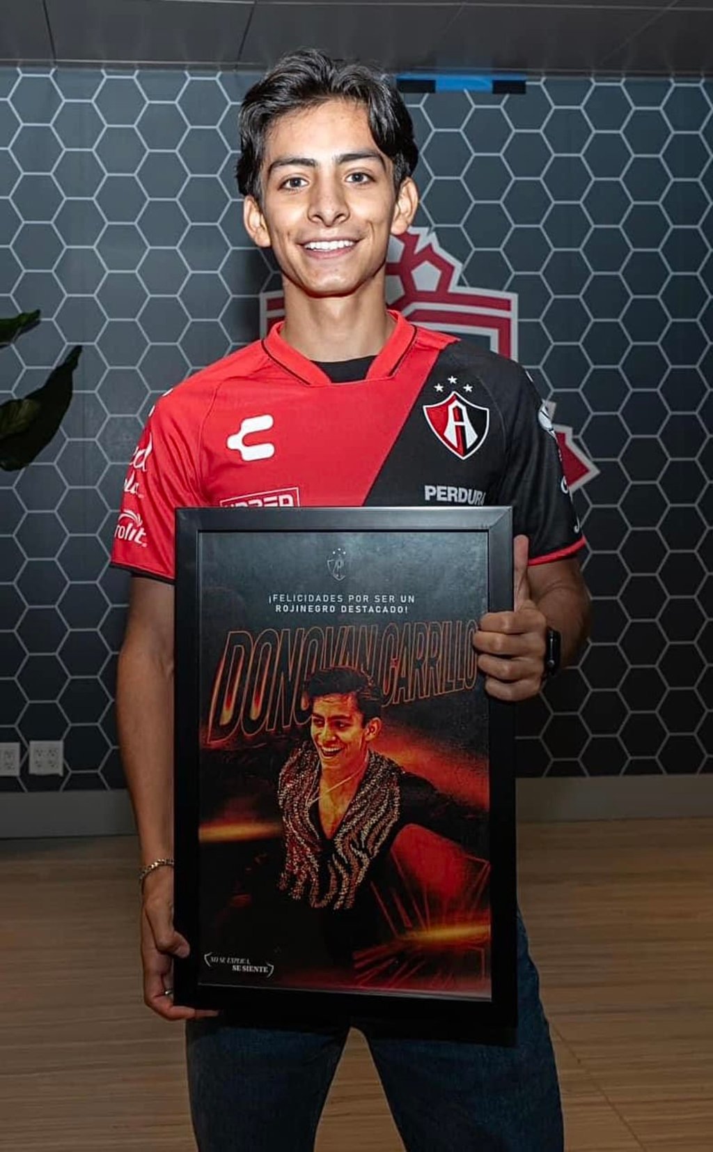 Convivencia. Carrillo, olímpico en Beijing 2022, compartió un momento con los elementos del primer plantel.