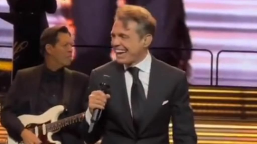 Luis Miguel cambia la letra de una canción para dedicársela a su novia Paloma Cuevas en concierto