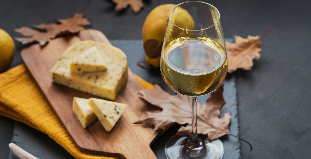 .Es un placer degustar los alimentos acompañados de una copa de vino blanco.