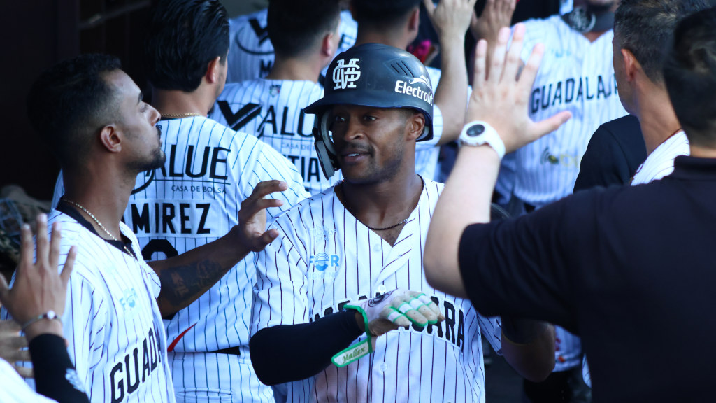 Mariachis de Guadalajara sorprenden a los Sultanes de Monterrey