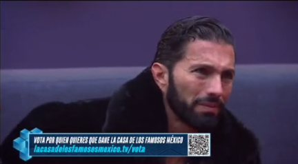 Poncho de Nigris rompe en llanto al escuchar los gritos del público en el foro de La Casa de los Famosos México