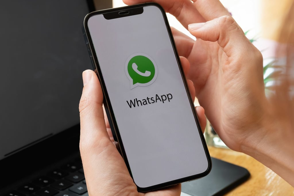 WhatsApp anunció este martes que ha habilitado la posibilidad de compartir pantalla durante una videollamada y que los usuarios podrán además hacerlas en modo horizontal.