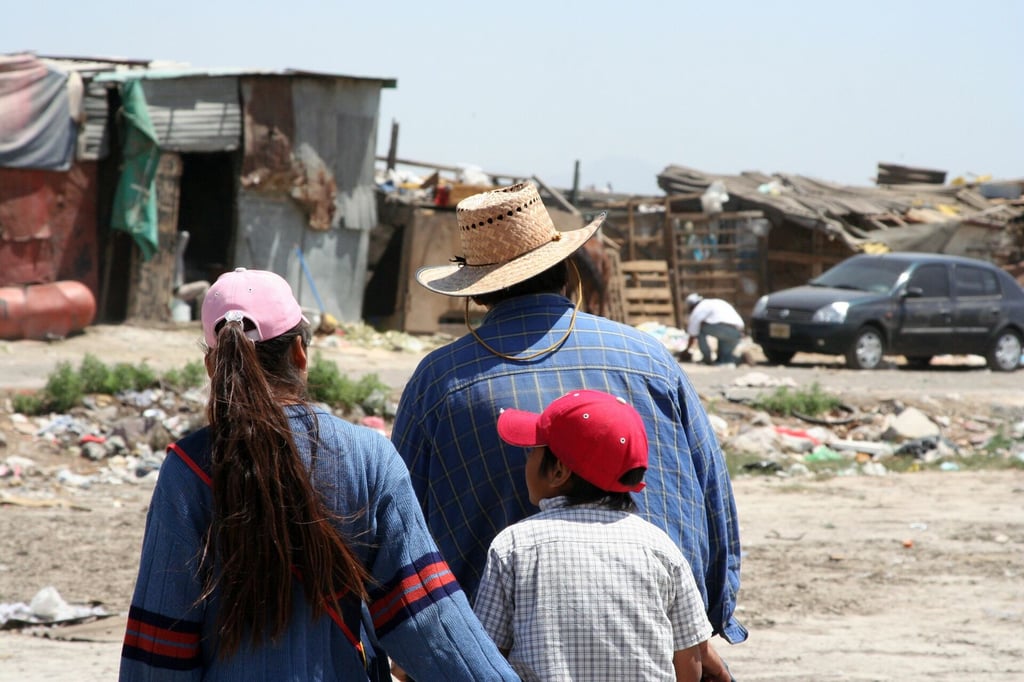 El porcentaje de la población de México en situación de pobreza pasó de 43.9% a 36.3%, según el Coneval. (ARCHIVO)