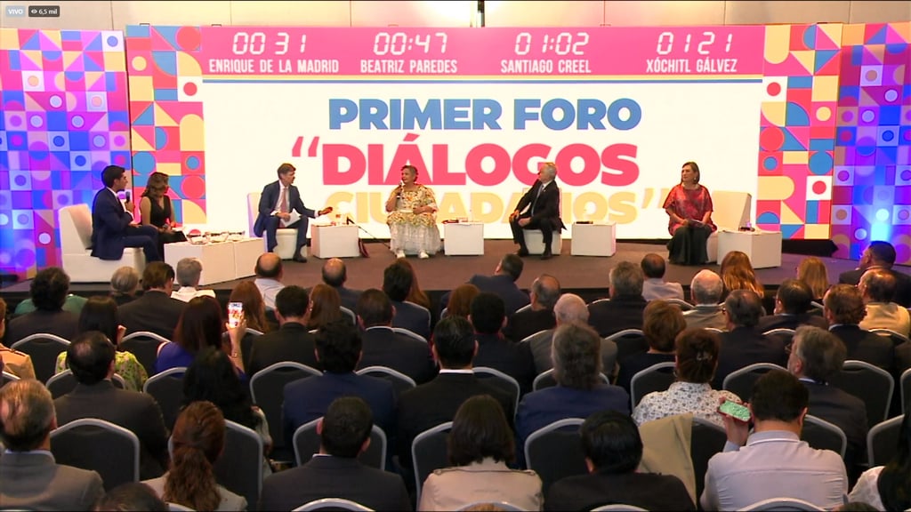 El periodista Manuel López San Martín fue el moderador del foro. (ESPECIAL)