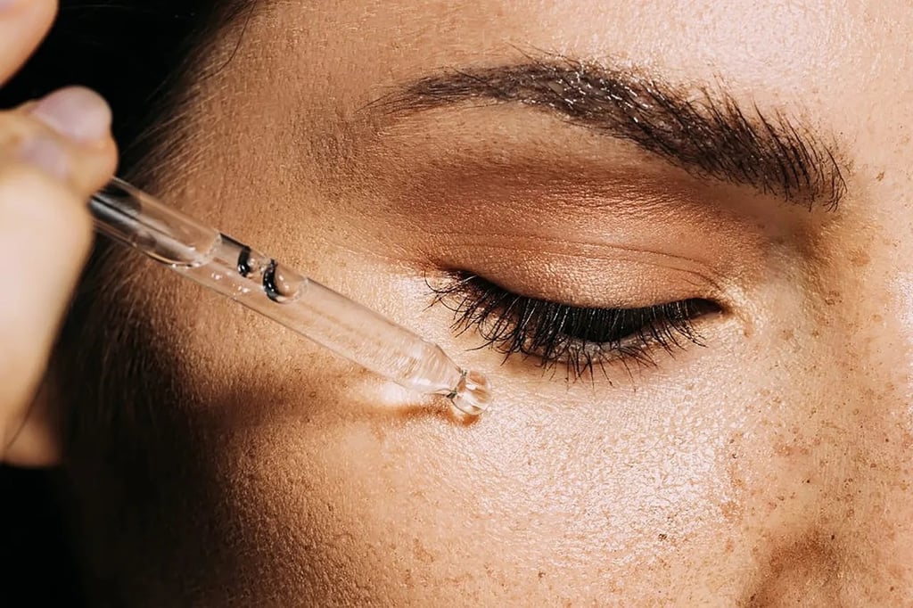 El retinol y el ácido retinoico, dos derivados de la vitamina A, hacen que la piel se vea más joven.