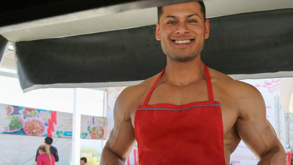 Llueven piropos a nuevo sexy taquero en La Laguna