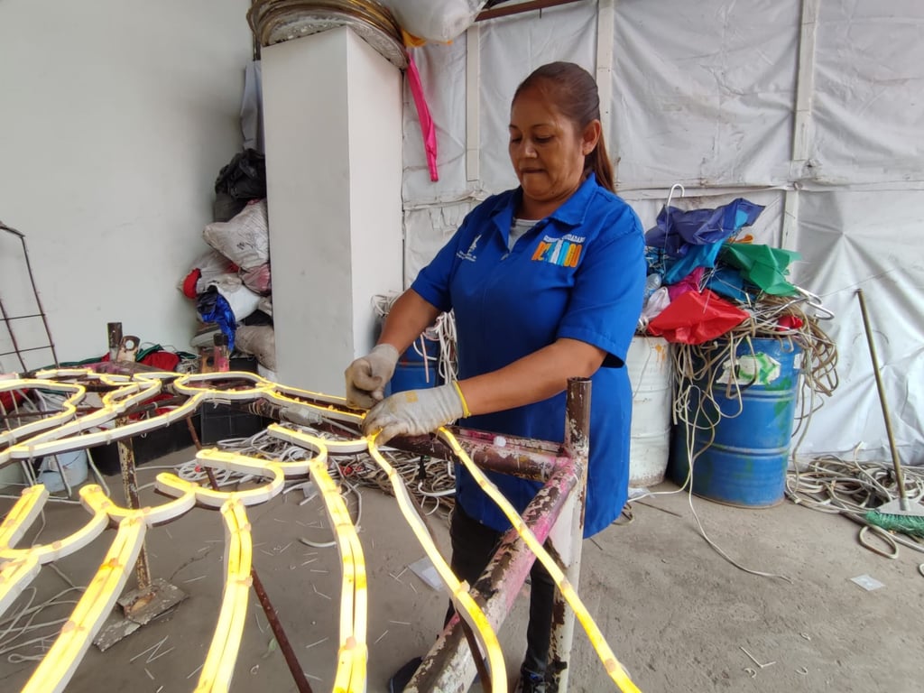 Mujeres están detrás de la decoración del mes patrio